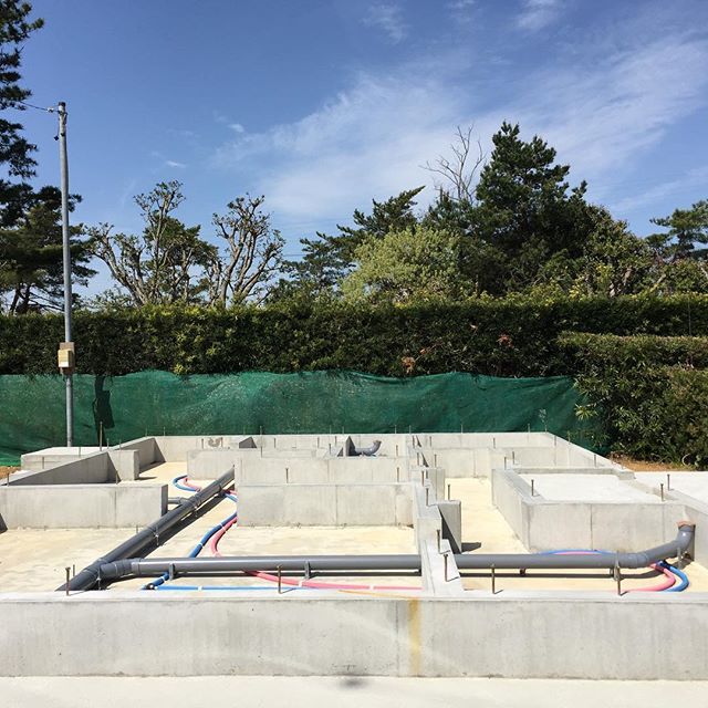 緑豊かな高台に建つミニマムな家。上棟は5/3。明日から大工さんが土台据え付け始めます。#ラグデザイン #ミニマムな家 #磐田市