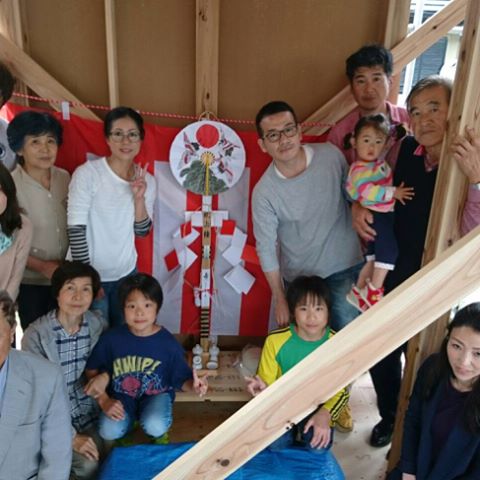 5/3 建築吉日 I.Y house上棟！緑豊かな場所に切妻屋根の２５坪程の家を計画しました。幾つか特徴的な部分有りますので、少しづつ紹介していきます！上棟おめでとうございます！&お疲れ様でした〜〜。 #上棟 #磐田市 #ラグデザイン #プロファイルウィンドウ #栗の床 #アンティークガラス