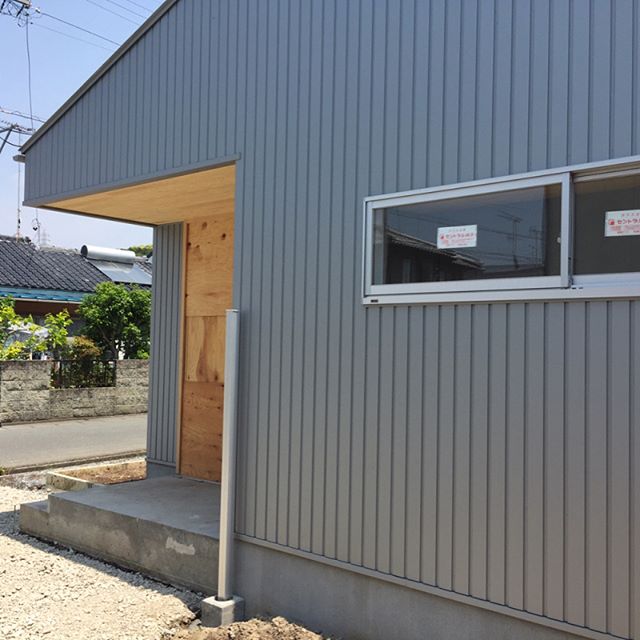 完成見学会します。5月20.21日 土.日曜10:00〜18:00今回の家は裏山を望む少し長閑な立地に計画しました。リビングには大開口のサッシを連ねて開放感を演出。また、書籍を沢山持っているご夫婦で、リビング、夫婦それぞれの書斎に本棚を設置。書斎では自分の時間を楽しめる特別な空間になっています。この機会に是非ご覧下さいませ!見学会希望の方はメールまたは連絡下さい。詳しい情報をお伝えします。予約制になっております。ご一報下さいね。0538-38-5820ito@ragu-design.com#完成見学会 #ラグデザイン #掛川市 #書斎 #注文住宅