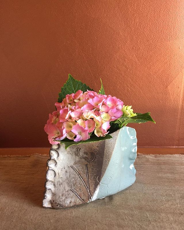 気付けば紫陽花の季節建築中の「I.Y house」南には畑があり、紫陽花が咲いています。オーナー様のお母様からご好意で分けて頂き早速、事務所入り口にあるポーターズペイントの壁に併せ、伊集院真理子さんの花器に活けてみました。ココロ安らぎますね。#紫陽花 #伊集院真理子 #ポーターズペイント #ラグデザイン