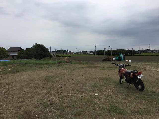 お客様が気になる土地があるから見て欲しいと依頼があり早速XT500で。長閑な高台です。個人的には好きな場所でした。来週お客様と打ち合わせです。#土地探し #磐田市 #注文住宅 #ラグデザイン #xt500 #長閑な田舎
