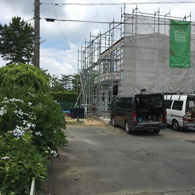 月曜日スタートしました！朝イチは昨日に引き続き、「I.Y house」へ。大工さんと内部造作材の打ち合わせ。ラグデザインの大工さんは器用なので造作家具を綺麗に仕上げてくれます。後は建具屋さんと打ち合わせします。環境が素晴らしく、紫陽花や枇杷が沢山ある現場です。気持ちいい︎#住宅設計 #磐田市 #ラグデザイン #注文住宅 #造作家具 #波板 #紫陽花 #枇杷