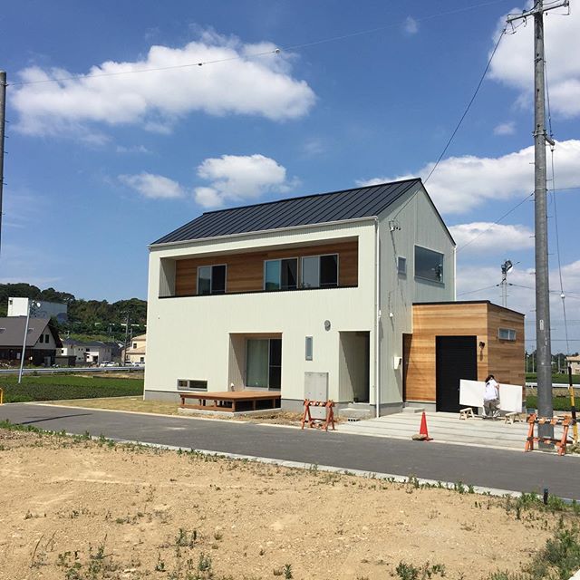 「O.Y house」袋井市木の外壁部分はバイクガレージになっています。#バイクガレージ #注文住宅 #ラグデザイン #袋井市