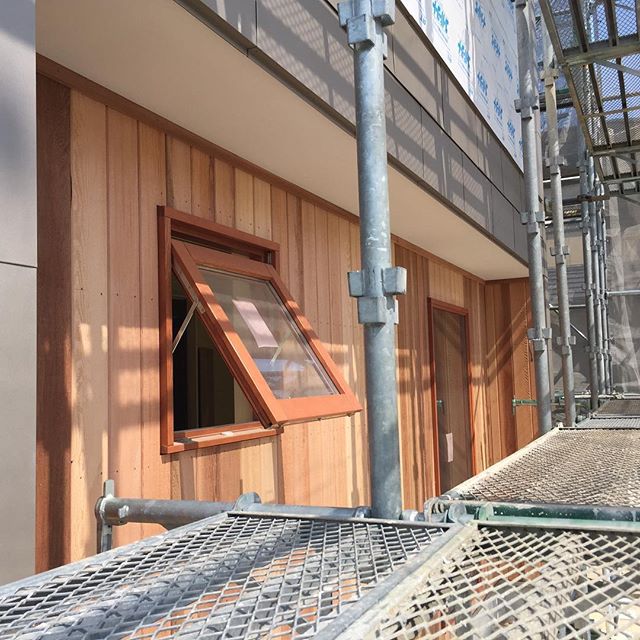 磐田市「I.Y house」メインとなる外観意匠が見えてきました！レッドシダーのサッシと外壁が綺麗です。#磐田市 #注文住宅 #レッドシダー #木製サッシ #ラグデザイン #interiordesign #住宅設計 #モダン建築