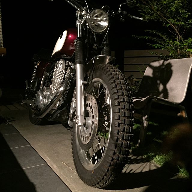 コトを愉しむ時間。自邸のテラスにてバイク談議をレザークラフトマンと。ハンドルガードをイタリアンレザーで製作依頼しました。ヤマハSR400をオリジナルエンデューロ仕様に仕立てていきます。まだ途中段階ですが十分たのしんでます。モノよりコトを愉しむ大人時間。皆様はどの様な大人時間過ごしてますか？#ヤマハ #sr400 #エンデューロ #大人時間 #バイクガレージ #バイクガレージ設計#イタリアンレザー #イタリア #住宅設計 #磐田市