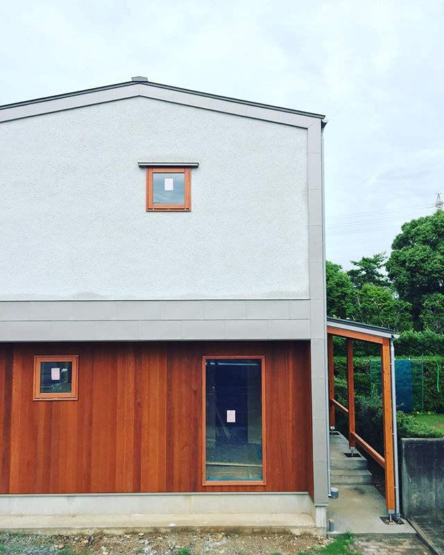 「I.Y house」見学会のお知らせ8/4.5.6(金.土.日)開催地:磐田市内28坪のミニマムな家です。自然豊かな高台の環境を感じながら休日はデッキテラスでお気に入りのカップでティータイム。 そんなウチカフェ的な家をのぞいてみませんか？ご予約受付中！0538-38-5820ito@ragu-design.com#ラグデザイン #完成見学会 #磐田市 #ミニマムな暮らし #レッドシダー #天竜壁 #プロファイルウィンドウ