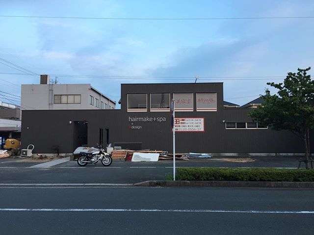 美容院改装工事スタート。内外装リフレッシュ致します。#浜松市美容院 #店舗改装 #リフォーム工事 #レッドシダー #北欧照明 #北欧インテリア