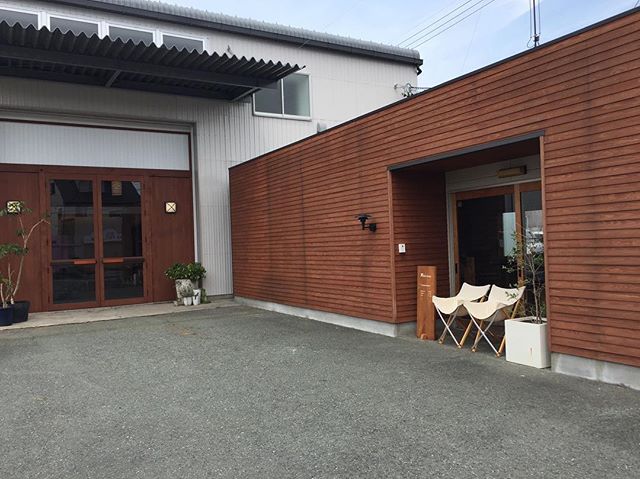 夏らしくエントランスにアウトドアチェアー置きました。愛煙家の皆さん、ご自由にお使い下さいね。#浜松市東区 #家具 #oriori #椅子 #awaza #スノーピーク