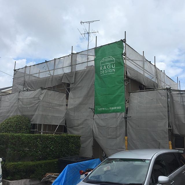 磐田市にてリフォーム工事しています。今回は第2期工事。1期工事は寝室+書斎+ウォークインクローゼット。今回は外壁、屋根塗り替え、キッチン、オリジナルキッチン収納、食品庫、ダイニング+ポーターズペイントにnodluxのウォールライト。機能とデザインを融合したリフォーム工事です。完成が楽しみです。#磐田市リフォーム #キッチンリフォーム #北欧照明 #北欧インテリア #ポーターズペイント #外壁塗装 #nodlux #ラグデザイン #ウォールナット家具