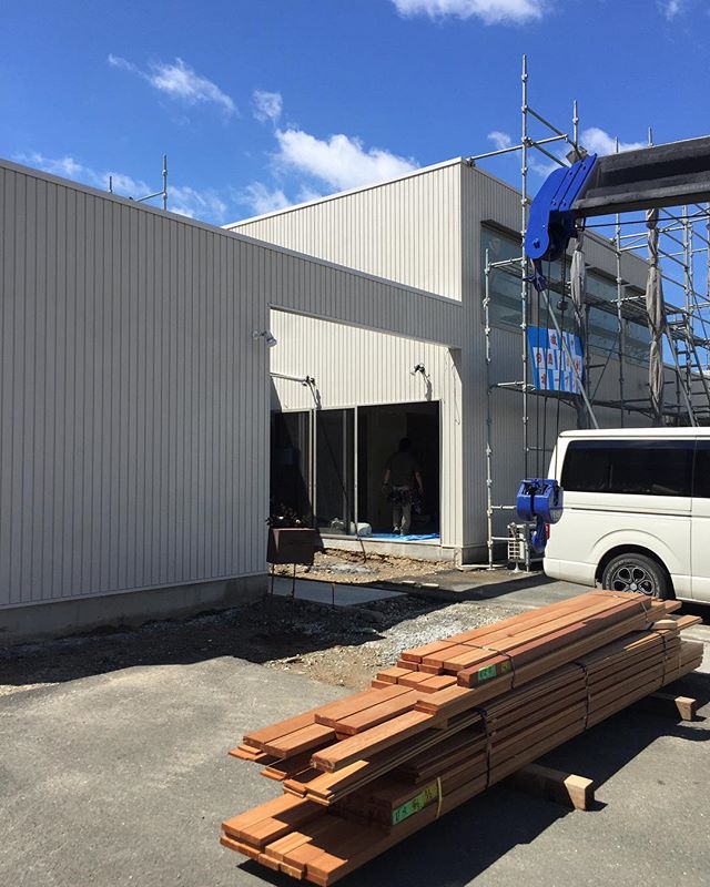 美容院改装工事エントランスはハードウッドのデッキを備え付けます！#浜松市美容院 #ハードウッド #エントランス #oriori #ラグデザイン