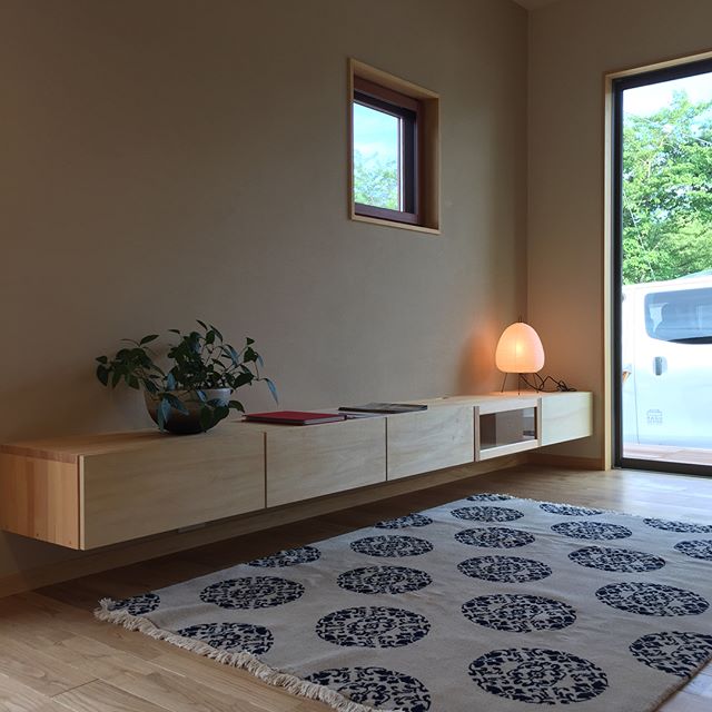 muni carpetsのある暮らしinミニマムな家サイズ、色、柄で随分雰囲気が変化します。貴方はどちらが好みですか？ラグデザインのアンテナショップorioriではmuni carpetsをご提案させていただいております。選ぶ喜び、敷き替える楽しみ。季節に合わせてmuni carpetsをお楽しみ下さいませ。見学会でmuni carpetsを是非ご覧下さいませ。#oriori #municarpets #ミニマムな家 #浜松家具 #ラグデザイン