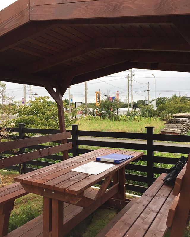 ドイツ製のルーフ付きベンチでオーナー様と打ち合わせ。4月頃から計画してきました大石農場ハム工房様改装工事がいよいよ始まります！７年ほど、個人的に通い続けている名店。養豚からハムまで一貫して製造されたハムは絶品です。今回の改装でより居心地良いお店になる工夫をオーナー様が考えてくれました。バールをイメージしたカフェを設けた店になります。完成は10月。お楽しみに！#大石農場ハム工房 #掛川 #店舗デザイン #ラグデザイン #ドイツ #木製サッシ