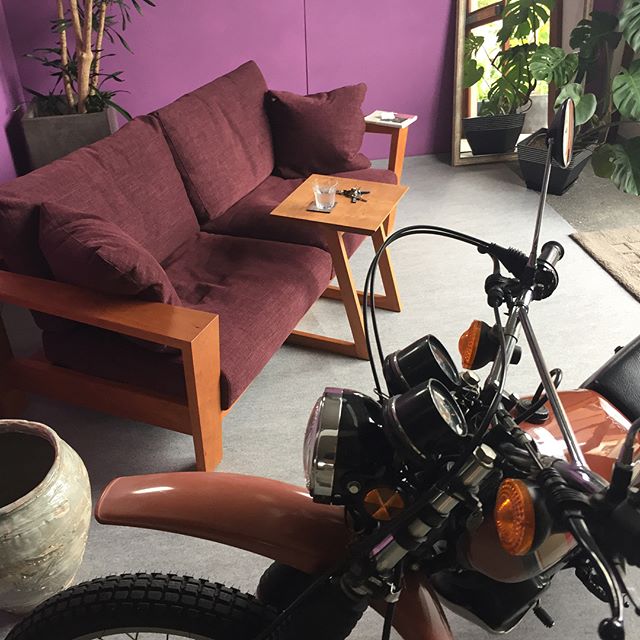 HAMAMATHU OFFICE &shop oriori極上の座り心地のソファは走り疲れた身体を優しく包んでくれます。土間コンクリートは使い勝手が いいです。#浜松家具 #浜松市東区 #浜松市バイクガレージ#