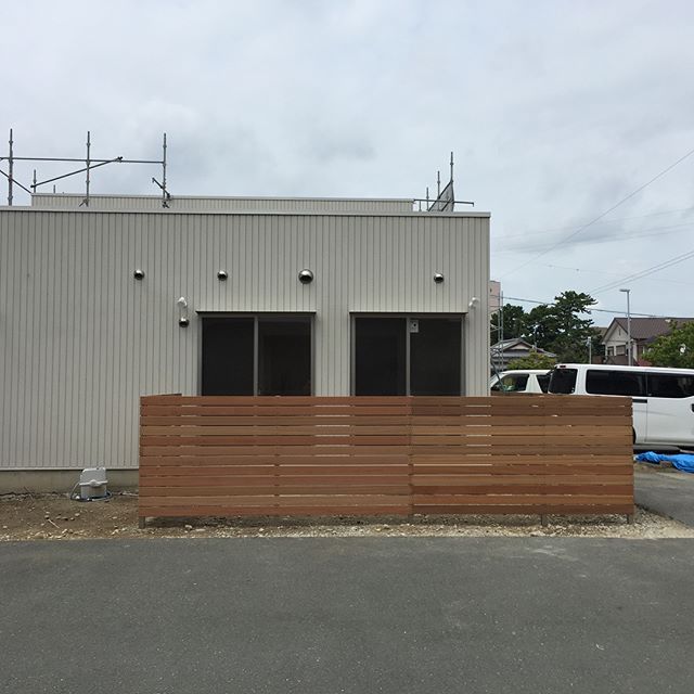 おはようございます。今朝は雨模様ですね。ラグデザインは今日も営業してますよ。さてさて、今月末引き渡しの浜松市東区美容室全面改装工事も終盤でございます。 内外部共に、自然素材を吟味して、品のある落ち着いた空間に仕上がります。これから、建具、家具、照明器具、装飾取り付けと進みます。暑い中ですが、職人さん、よろしくお願いします。#浜松市美容院 #家具 #オーダー家具 #店舗改装 #店舗デザイン #ラグデザイン #レッドシダー #ナチュラルモダン #interiordesign
