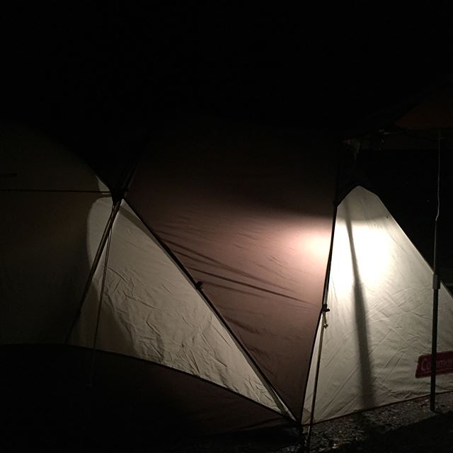 皆さん、こんにちは。今日から伊藤はプチ夏休みを頂いて、川根は八木キャンプ場へ。僕はスローライフ大好きで家族を巻き込んでのファミリーキャンプ！子供達はテントの中でチェスやトランプを。僕はタープで川の流れの音を聞きながらゴロリ。時間を忘れて過ごす感覚が身体を癒してくれます。因みにバナゴンは僕のクルマではないです。#キャンプ #八木キャンプ場 #コールマンウェザーマスター #ランタン