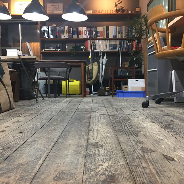 オフィスの檜の床板…土足で使用してます。知らない方はよく靴を脱いで上がってくれますが、土足でどうぞ！ガンガン使い込んでいきます。無垢の木は丈夫なんです！#檜 #ラグデザイン #事務所にて #interior #interiordesign #office