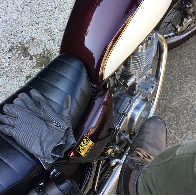 休日の午前中は愛車と戯れました。サイドバックは特注のtoolbox。イタリアンレザー。バイクも建築もオーダーメイド出来る所が楽しいですね！#オーダーメイド #ヤマハ発動機 #SR400#イタリアンレザー #ロアーズオリジナル