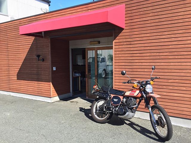よく晴れました！秋風が気持ち良いオフィス。XT500も久々外に出してみました。仕事が進みます。#oriori #浜松市 #ラグデザイン #建築 #設計事務所 #XT500#yamaha