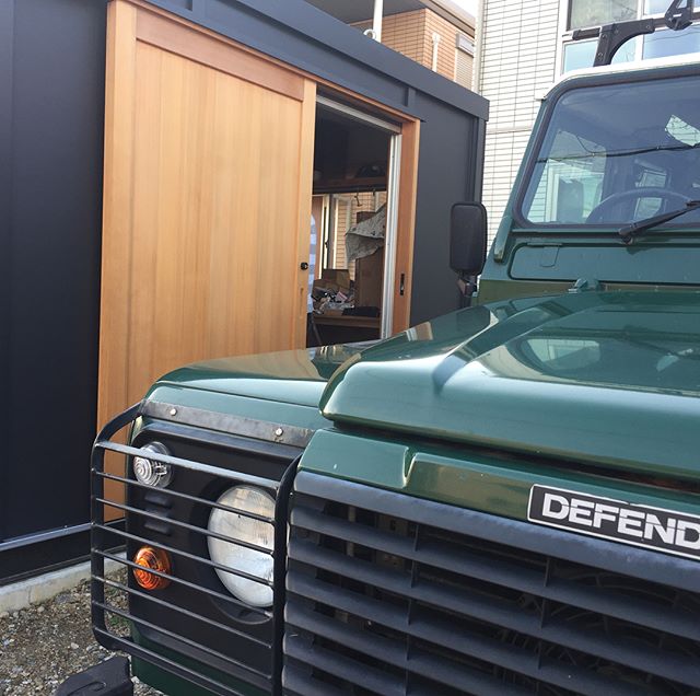 ガレージ作りました。男っぽい黒とレッドシダーウッドの引き戸のコントラストが綺麗です。引き戸の幅は1200mmあるのでバイクの出し入れがいいとオーナーは大変満足して頂きました！オリジナルガレージはラグデザインへ！#ガレージ #バイクガレージ #ラグデザイン #yamaha