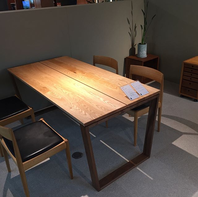 小泉誠さんデザインの新しいテーブル入荷しました！www.koizumi-studio.jpテーブルは8台展示中です。木目が優しく品がある素晴らしいテーブル一度見に来てください。サイズオーダーも受け付けしております。#kitoki #テーブル #浜松市 #家具 #浜松市家具 #折々 #小泉誠 #ウォールナット #オーク #ブラックチェリー