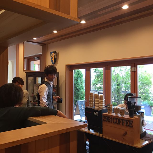 大石農場ハム工房さんの9周年記念イベント&リニューアルオープン祝いに来てます。2961コーヒーさんも出展していまして、今日は大石農場特製ホットドッグと2961コーヒーさんのコーヒーが楽しめます！暖かみのある空間で是非美味しいものを食べて下さい。勿論ハム、ソーセージもお持ち帰り頂けます。#大石農場ハム工房 #2961coffee #ラグデザイン #リニューアルオープン #ハム #nordlux #モメンタムファクトリーorii