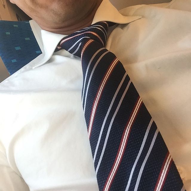 右肩上がりの縁起の良い⁈ネクタイを締めて、お世話になっているソファメーカーのレセプションパーティーは南青山へ行ってきます。激戦区の青山レポートしますね。ちなみにブルックスブラザーズのネクタイは左肩上がり…#レセプションパーティー #南青山 #ソファー #oriori #右肩上がり #ラグデザイン