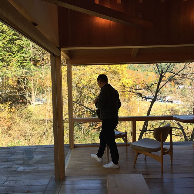 研修旅行のメイン、お付き合いさせていただいています、オークビレッジへ見学。摺漆の工房、サロン、見応えありました。ものづくりの原点を感じる時間、ありがとうございます。#オークビレッジ #ものづくり