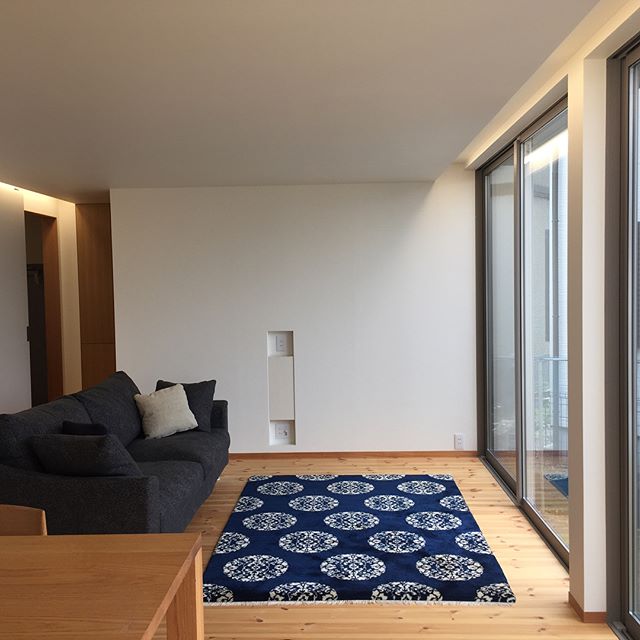 藍染のブルーが綺麗です。「ビーグル犬と暮らす家」にて#muni carpets#interiordesign #ラグデザイン #完成見学会 #磐田市