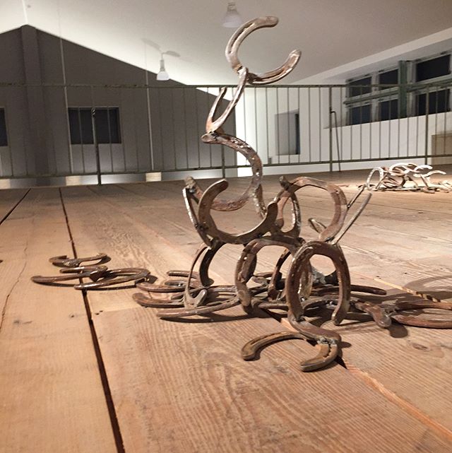 21日より開催予定の池谷さち子さんの「Life」展。100号サイズ4点と馬の蹄を使った立体アートは平面的世界とリアルな世界が繋がり、独特な世界観が生まれています。orioriギャラリーの空間が池谷ワールドに！11月21〜26日日曜日10時-17時#oriori #アート #浜松ギャラリー #池谷さち子#馬 #馬の蹄
