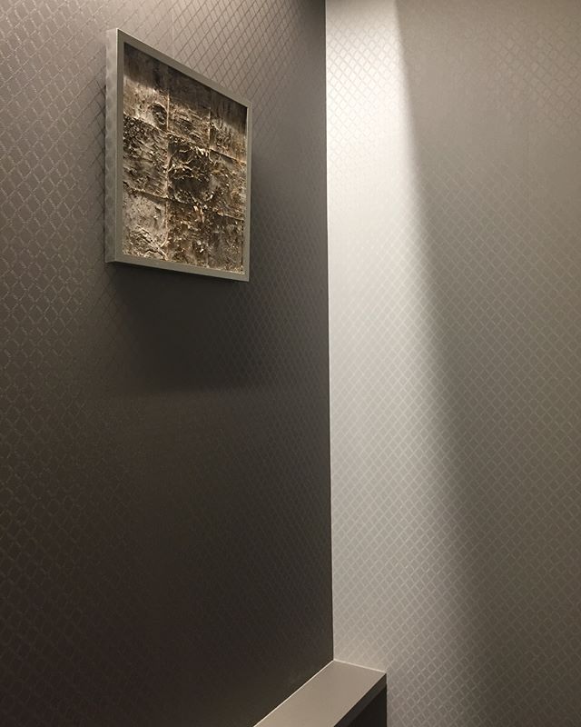 オフィスの男性用トイレに白樺の皮を使ったパネルがあります。男性らしくカッコよく、エレガントに！#白樺 #アート#ラグデザイン #間接照明 #設計事務所 #注文住宅 #浜松市