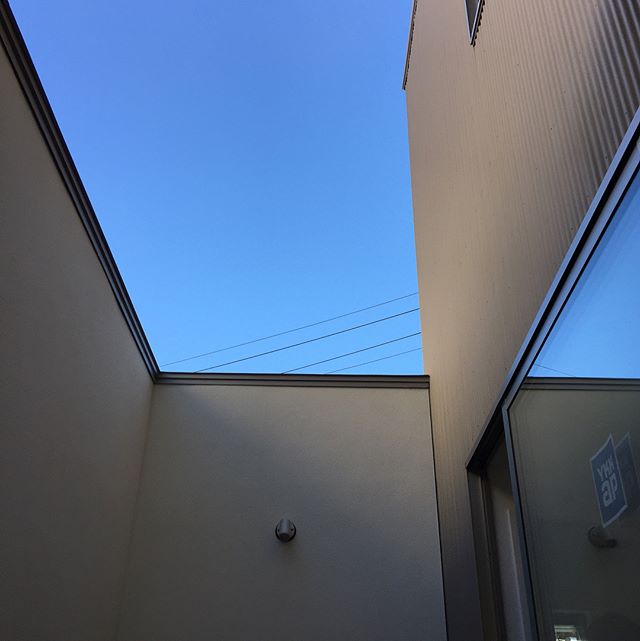 見学会に向けて今日はクリーニング。気持ち良い青空が広がっています。土日は皆様のお越しをお待ちしております。予約制です。連絡下さいね。#完成見学会磐田市 #ラグデザイン #注文住宅 #住宅設計 #予約制