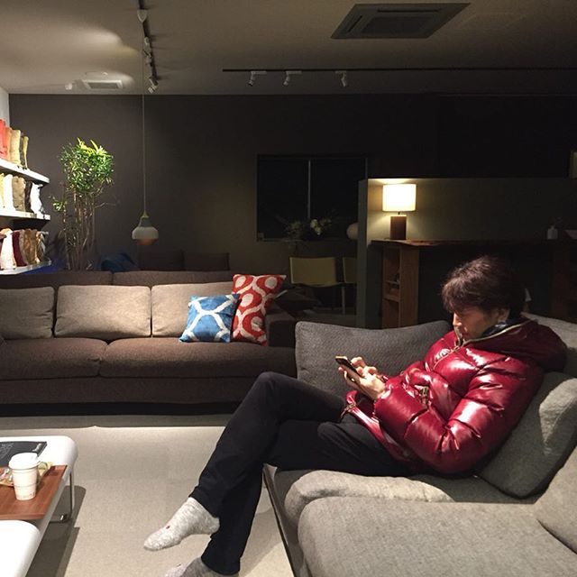 明日は定休日です。夜のお店も雰囲気いいですよ。#ソファー #浜松市家具 #インテリア #interiordesign #sofa