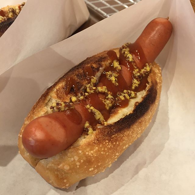 ホットドッグ！大石農場ハム工房さんのホットドッグが、orioriで食べれるイベントが決定しました！3/17-18の土日に開催される「折々一市」は12組のアーティスト、パン屋さん、スイーツ、など見て、食べて、楽しいイベントになっています。詳しい情報はDMが出来たらまた報告しますね。開催場所:浜松市東区子安町316-1oriori &ラグデザイン#ホットドッグ #大石農場ハム工房 #折々ギャラリー #折々
