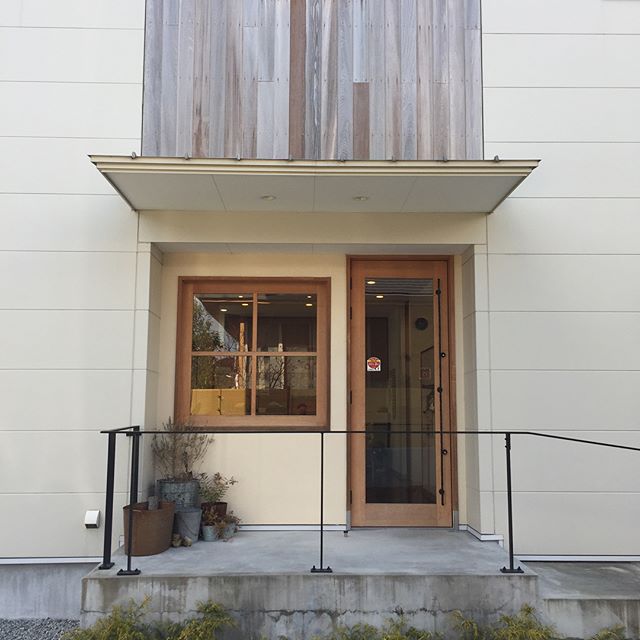 ヘアーカントリーWAGAYAさんへ扉と棚の取り付けにきました。http://www.ragu-design.jp/works/wagaya#掛川 #床屋さん #店舗併用住宅 #注文住宅 #ラグデザイン #アフター