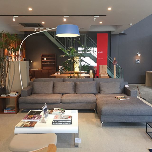 ブックカフェに遊びに来てね。イタリアアンライトと極上のソファが貴方を迎えます♡インテリア雑誌を読みながら、堪能して下さい。#極上の癒し #interiordesign #italy #sofa #インテリア #ソファ #家具 #建築 #architecture #design #カフェ #cafe #oriori#浜松市 #住宅 #設計事務所