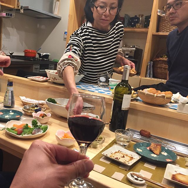 花見は口実で楽しい飲み会。I.Y housesにて夜は桜が見えないけど朝は素晴らしい景色。日本の春を感じます。エレキ貰っちゃったからこれから練習します。誰か教えて〜〜。 #夜桜 #新築 #エレキギター #ラグデザイン #ワイン #日本酒 #空