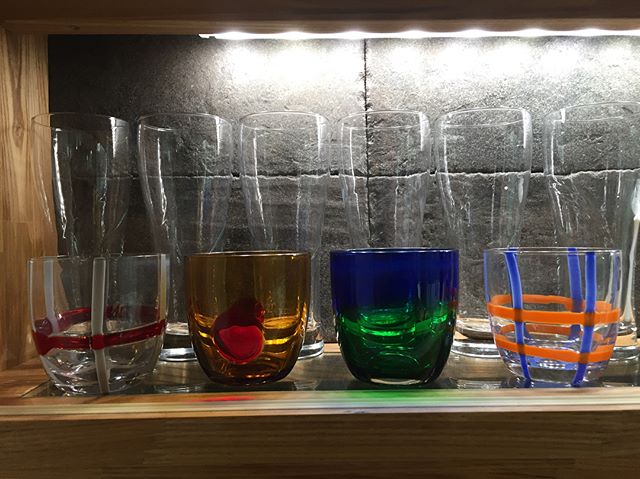 お気に入りのムラーノグラス。ダイニング収納にいつも並んでいます。飲む物に合わせて選んでます。左から2番目の赤玉ちゃんはハイボール用。この収納は家を建てて9年後に設置。暮らし方が変わり、間仕切りを兼ねて作りました。#造作家具 #ムラーノグラス #イタリア #リフォーム #暮らし #イタリアタイル #コーリアン