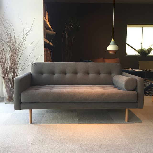 新しい商品展示しました！デンマークブランドのソファ。脚元スッキリ、軽やかなデザインです。#ソファ #デンマーク #浜松市家具 #家具 #oriori