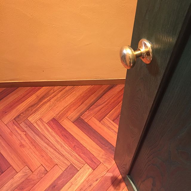 真鍮ドアハンドルがとホワイトアッシュ材のドア。色、デザインどれも個性的だけど上手くまとまりました。#真鍮ドアハンドル #リフォーム #リノベーション #磐田市 #ラグデザイン