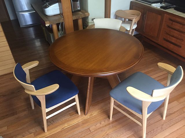 Awaza LDを浜松市内のお客様に納品してきました。座面はラムース特別色。オーク材のフレームと優しい色合いのラムがとてもマッチしています。ラグデザインのアンテナショップ折々では腰の椅子Awasaをおすすめしています。なんと言っても座り心地抜群！一度座れば実感していただけます。日本人に合わせた設計は椅子も建築も大切にしたいものですね。ラウンドテーブルは既存をサンディングし、ウレタン塗装をし、リフレッシュしました。#腰の椅子 #Awaza#折々