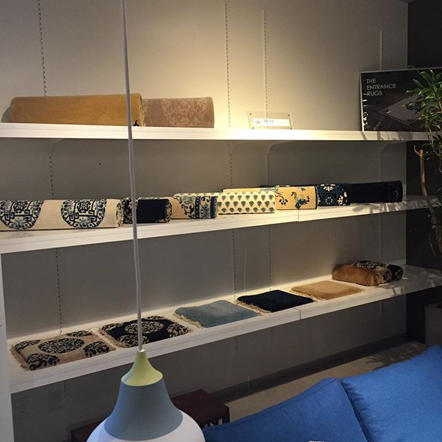 municarpesの世界新たに展示スペースを確保。municarpesの色、柄、質感をお楽しみください。展示の仕方も含めてデザインは大切です。#municarpets #藍染 #折々ギャラリー
