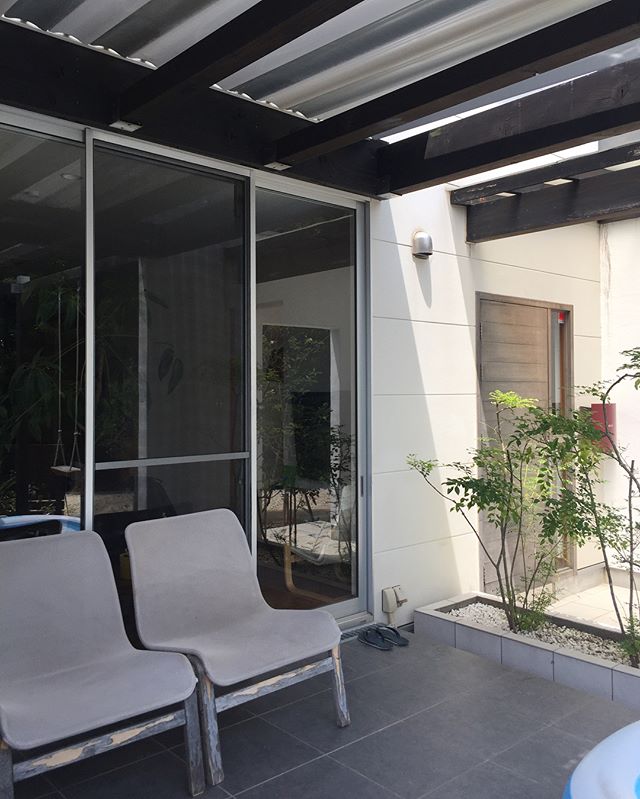 夏が好きな伊藤です。今日は休日。クーラーの効いた室内よりもテラス席でウクレレ弾いたり、マッタリしたりしながら過ごしてマス。気持ちいい！皆さんは夏派？冬派？#夏が好き #テラス席 #休日 #休日の過ごし方 #ウクレレ