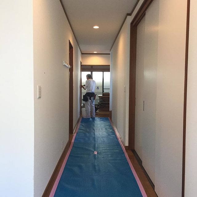 浜松市東区リフォーム初日。養生終わり解体工事スタート。完成は11月頭。中々の大工事。明日の台風が心配です。皆さん、用心して下さい！#リフォーム #浜松市 #ラグデザイン #リノベーション #解体工事
