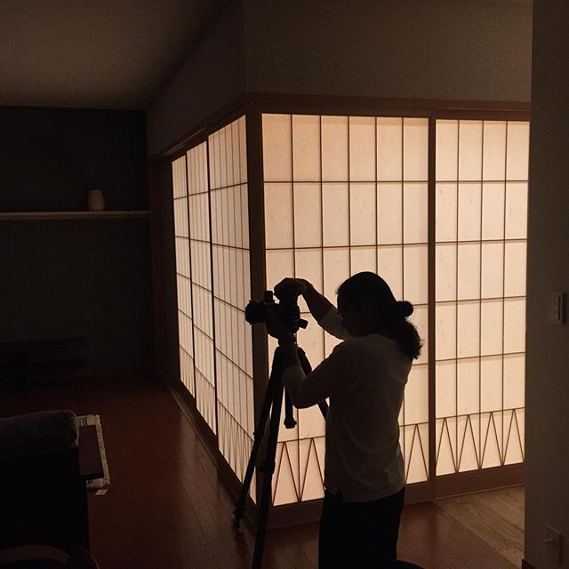 恒例の完成写真撮影。信頼と意思疎通抜群の遠藤プロとの撮影はご褒美タイム！明日は引き渡し、オーナー様の喜ぶ顔が見れますように…#建築写真 #リノベーション #ラグデザイン