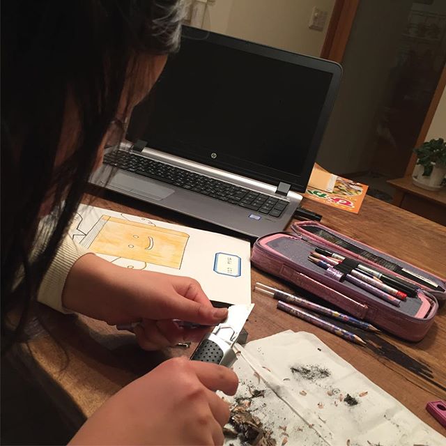 小3の娘がカッターで鉛筆削りし始めました。楽しいみたい。指先を使う感覚がいいね。#鉛筆削り#鉛筆 #指先