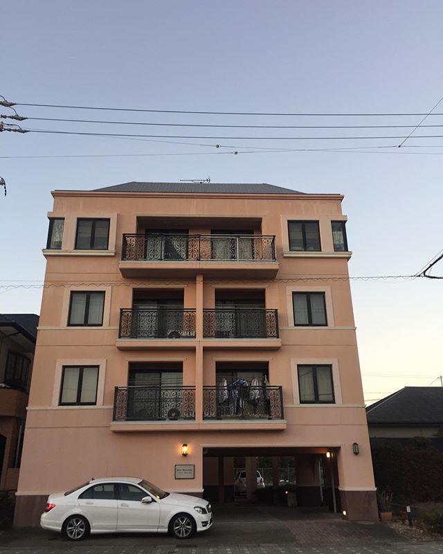 知り合いのマンション。磐田駅から徒歩数分のところにオシャレなマンション有ります。現在空き部屋が出ました！興味のある方はメッセージ下さいませ^_^#磐田駅 #賃貸マンション #ラグデザイン #ヴィアーレダイセンカク#rc造