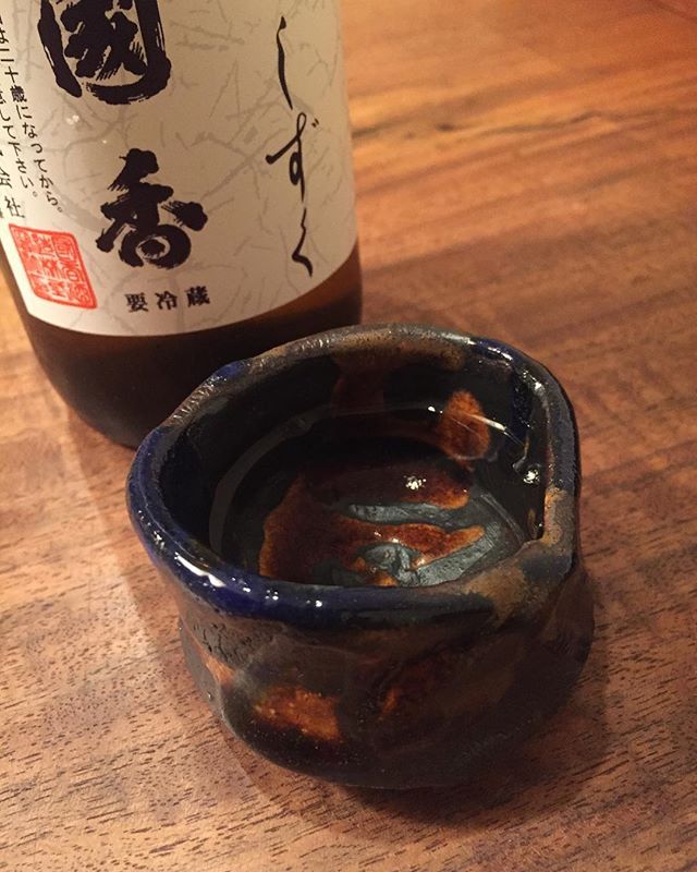 今日のシメは鈴木青宵さんのぐい呑と国香で身体と脳を柔らかくして、良い発想を引き出します！昼間は嫁さんと着物デート。楽しかった^_^#国香 #国香酒造 #鈴木青宵 #陶芸 #ラグデザイン