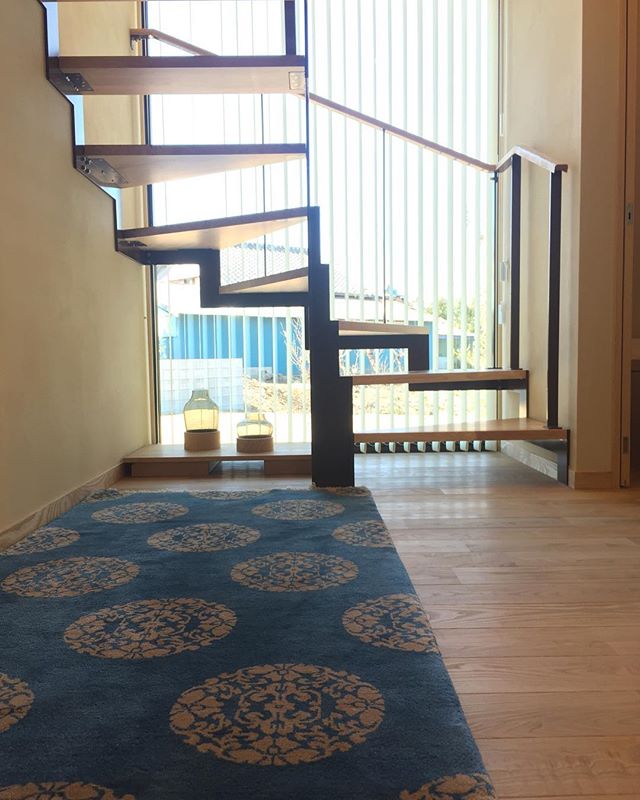 一枚のカーペットで空間が変わる！municarpets#municarpets #ラグデザイン #鶴ヶ池の家#fritzhansen#oriori