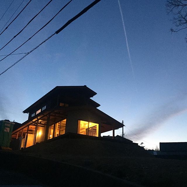 ナイトシーンも心地いい「鶴ヶ池の家」。天上にまた天竜杉に当たる照明の灯りが優しく、心を暖めてくれます。#鶴ヶ池の家 #ラグデザイン #眺望の良い家 #夜景