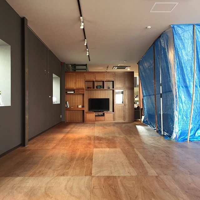 店舗改装工事床をカーペットからOAK FRENCH HERRINGBONEへ！for oriori gallery#herringbone #oak #fritzhansen #oriori gallery#ラグデザイン #店舗改装工事